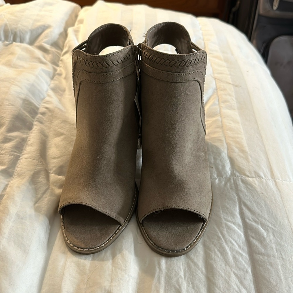 Universal Thread Heels